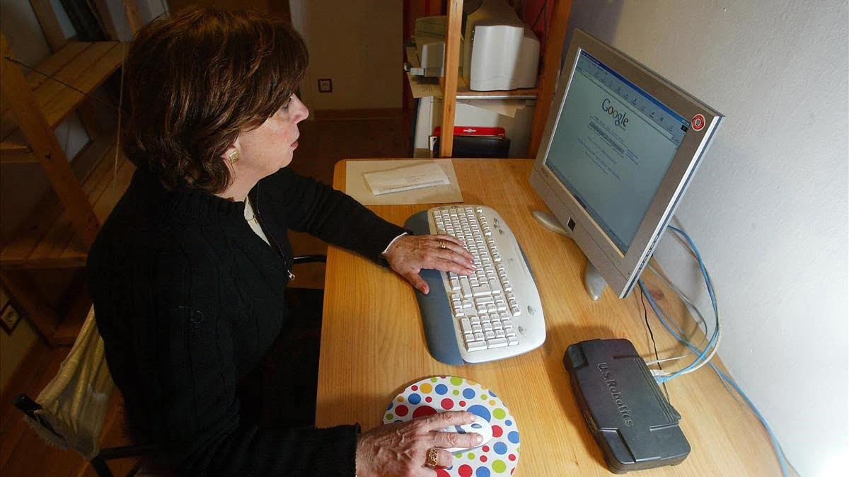 mujer consultando NIT de empresa en el ordenador